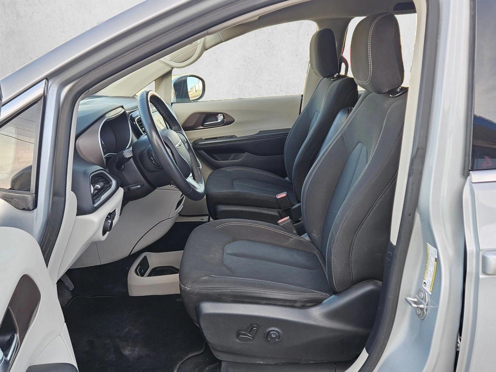 2022 Chrysler Voyager LX